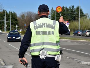 Poicajac zaustavlja vozilo na putu