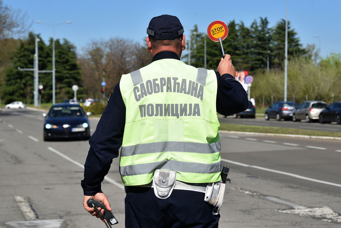 Poicajac zaustavlja vozilo na putu
