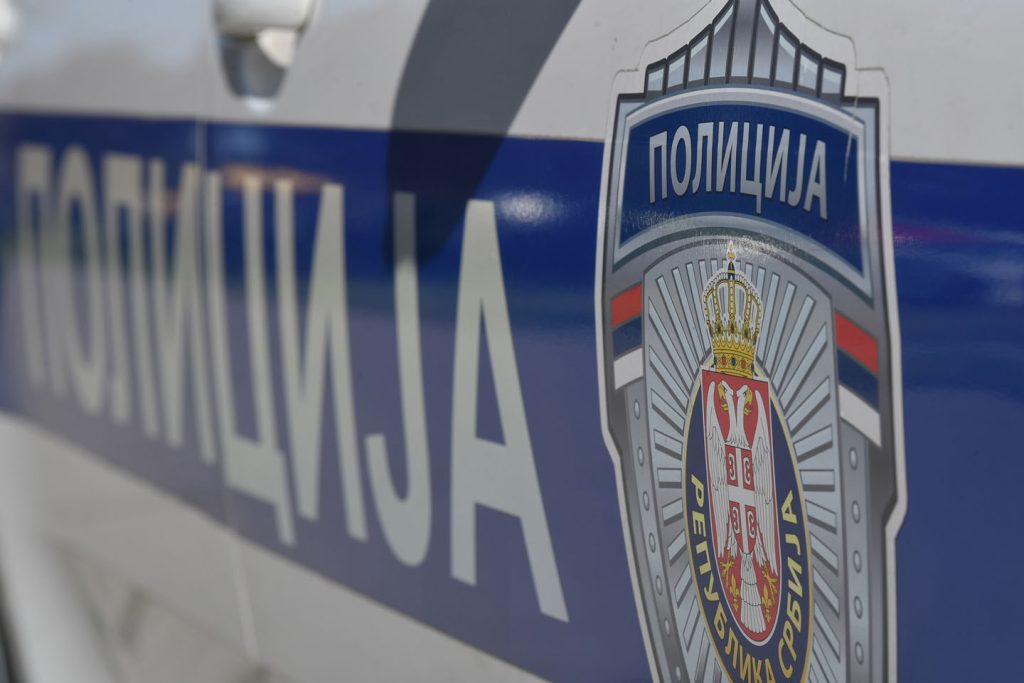 Atomobil na kome krupnim belim slovima na plavoj podlozi piše policija