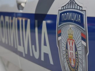 Atomobil na kome krupnim belim slovima na plavoj podlozi piše policija