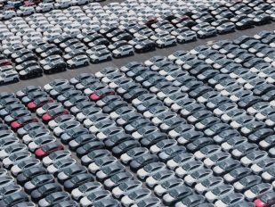 Kineski automobili u Šangajskoj luci.