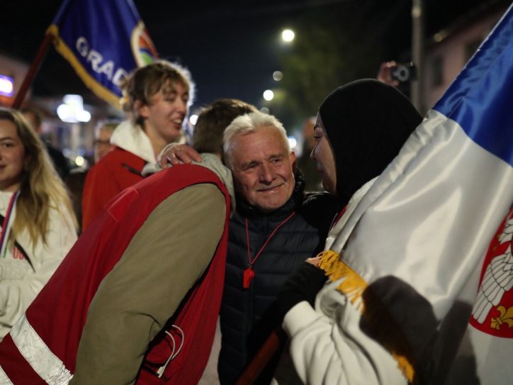 Novopazarski studenti se Mrčajevcima ljube i grle sa lokalnim stanovništvom