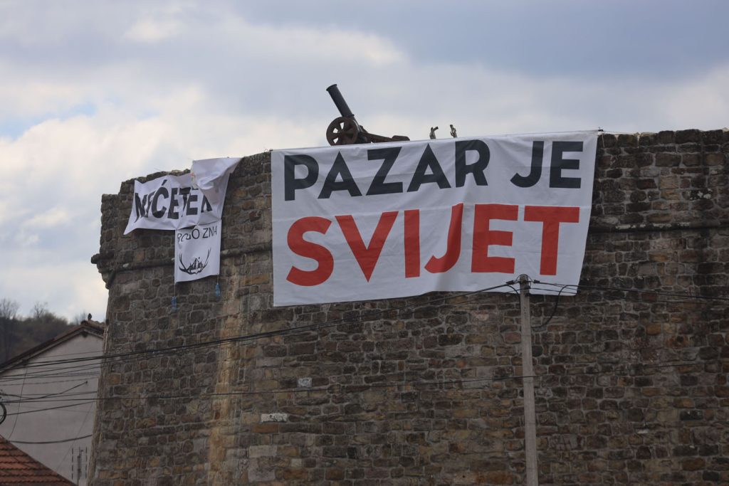Transparent na protestu u Novom Pazaru
