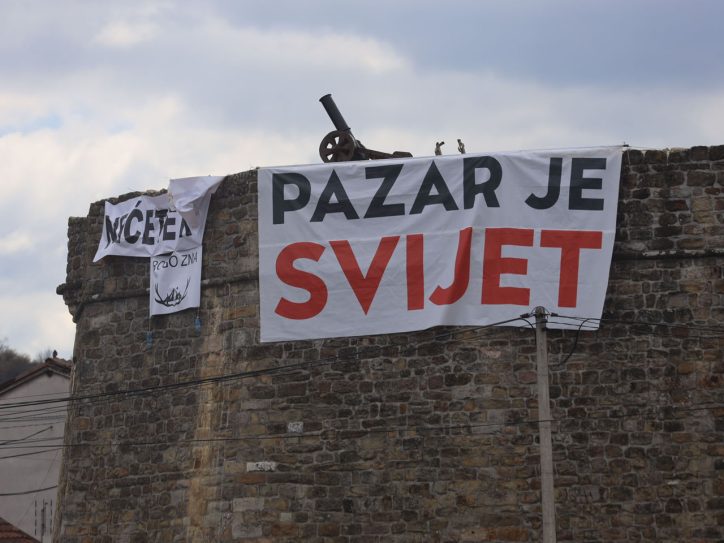 Transparent na protestu u Novom Pazaru