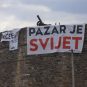 Transparent na protestu u Novom Pazaru