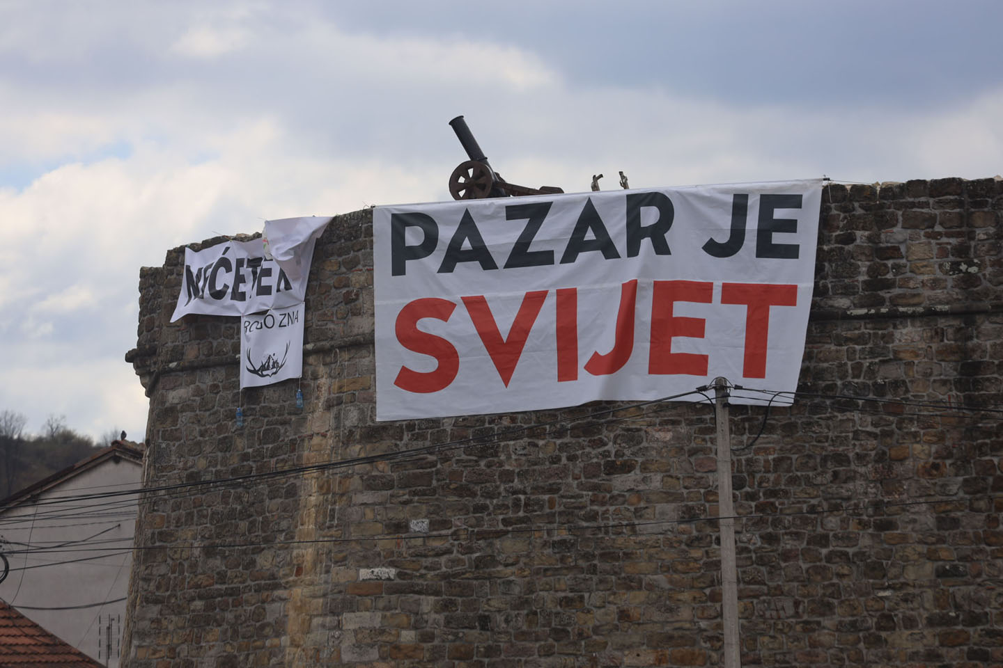 Transparent na protestu u Novom Pazaru