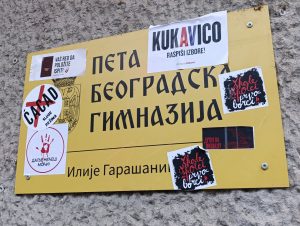 Tabla na Petoj beogradskoj gimnaziji izlepljena nalepnicama