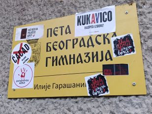 Učenici Pete beogradske gimnazije blokirali su školu sa zahtevom za smenu v.d. direktorke škole Danke Nešović
