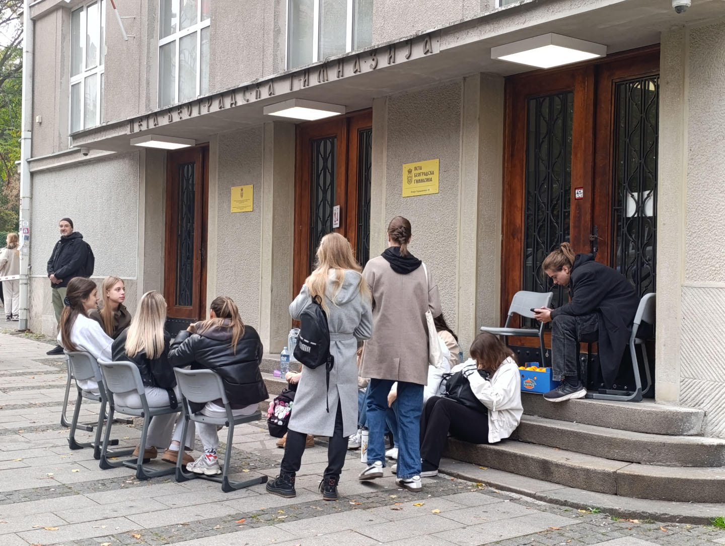 Učenici ispred Pete beogradske gimnazije