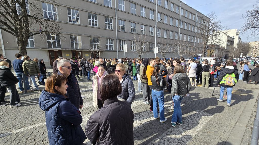 Protest ispred Pete beogradske gimnazije