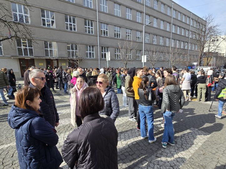 Protest ispred Pete beogradske gimnazije