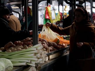 Žena za pijačnom tezgom