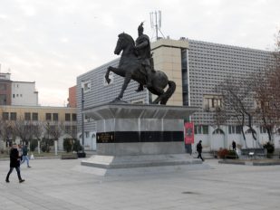 Spomenik Đurađu Kastriotu Skenderbegu u Prištini.