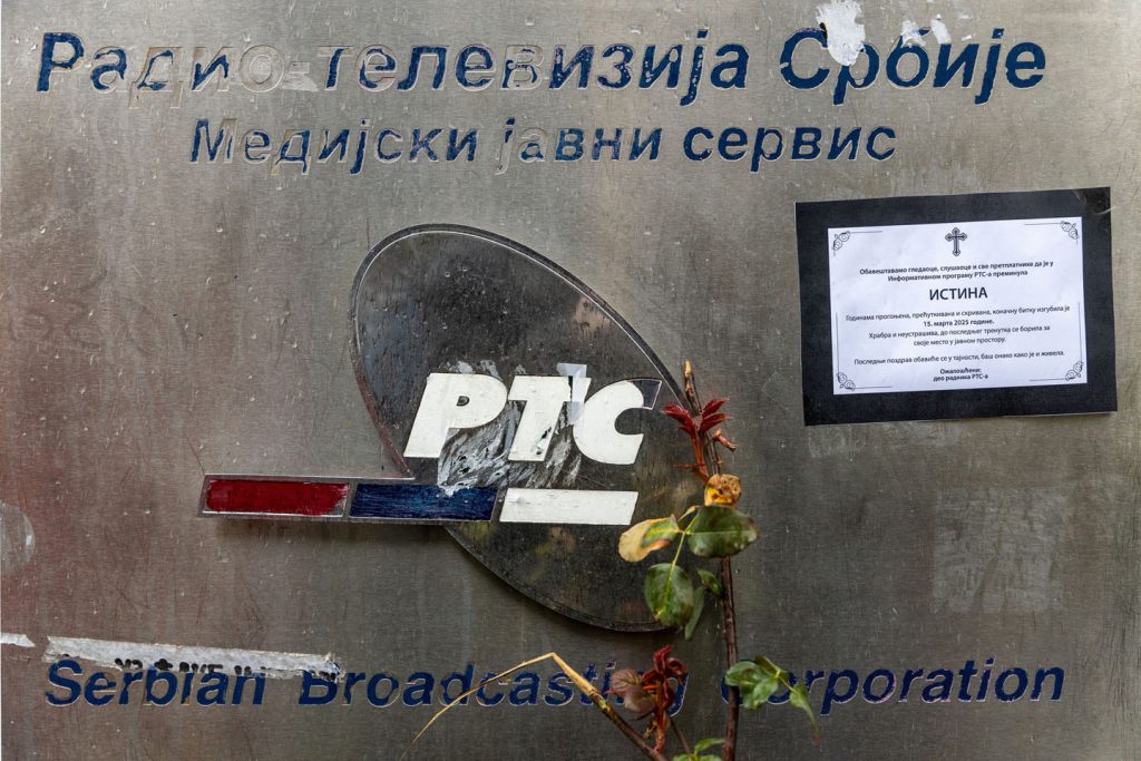 Na tabli Radio-televizije Srbije istaknuta je smrtovnica istini