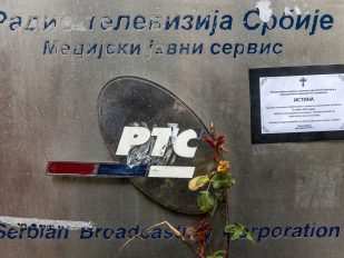 Na tabli Radio-televizije Srbije istaknuta je smrtovnica istini