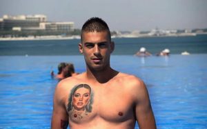 Bivši fudbaler Crvene zvezde Vujadin Savić go do pojasa sa tatuom