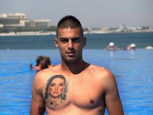Bivši fudbaler Crvene zvezde Vujadin Savić go do pojasa sa tatuom