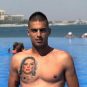 Bivši fudbaler Crvene zvezde Vujadin Savić go do pojasa sa tatuom