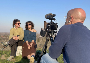 Raul Gallego Abellan na snimanju filma sa dve studentkinje