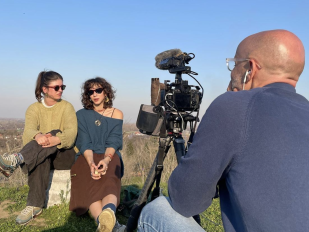 Raul Gallego Abellan na snimanju filma sa dve studentkinje