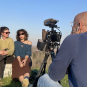 Raul Gallego Abellan na snimanju filma sa dve studentkinje