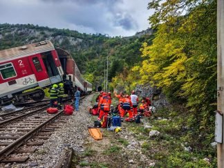 Spasioci zbrinjavaju povređene u železničkoj nesreći u istočnoj Slovačkoj