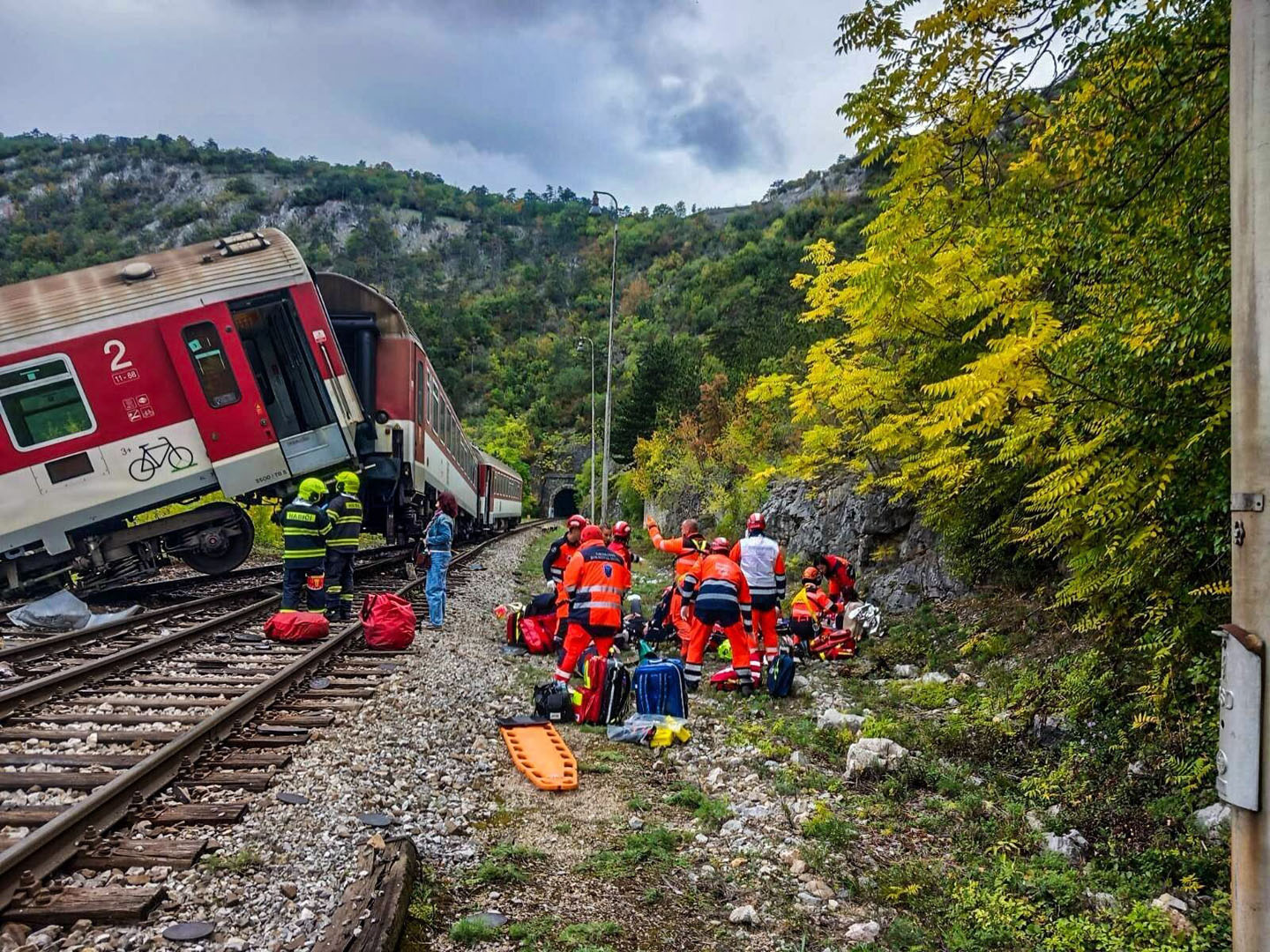 Spasioci zbrinjavaju povređene u železničkoj nesreći u istočnoj Slovačkoj
