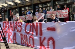 Skup podrske pritvorenim profesorima, studentima i aktivistima PSG-a i Stava ispred suda u Novom Sadu. Okupljeni nose transparente sa imenima uhapšenih.