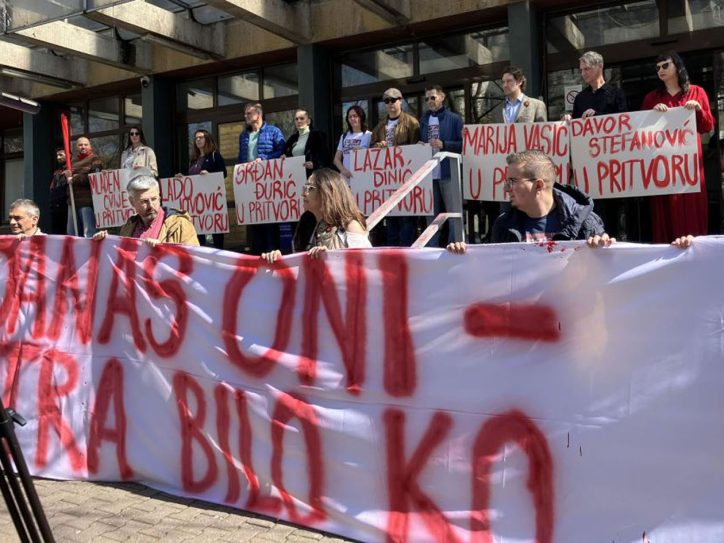 Skup podrske pritvorenim profesorima, studentima i aktivistima PSG-a i Stava ispred suda u Novom Sadu. Okupljeni nose transparente sa imenima uhapšenih.