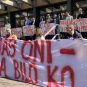 Skup podrske pritvorenim profesorima, studentima i aktivistima PSG-a i Stava ispred suda u Novom Sadu. Okupljeni nose transparente sa imenima uhapšenih.