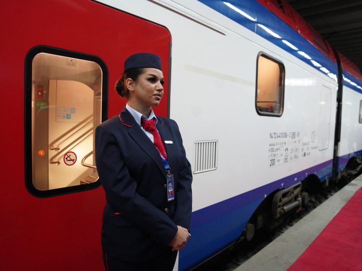 Kondukterka ispred voza