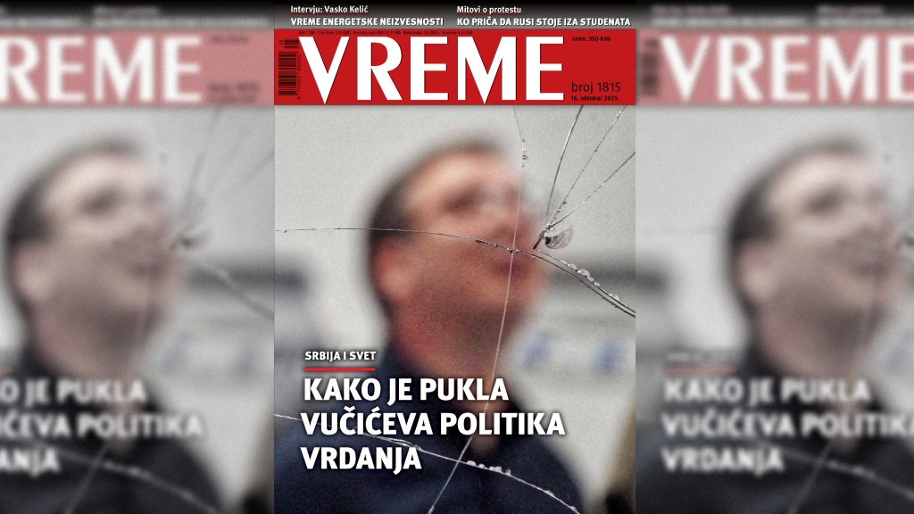 Predsednik Srbije Aleksandar Vučić pred razbijenim ogledalom