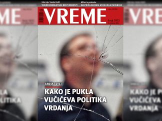 Predsednik Srbije Aleksandar Vučić pred razbijenim ogledalom