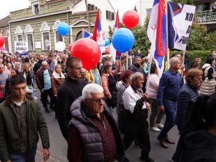 Građani na ulici sa balonima i zastavama na skupu protiv blokada