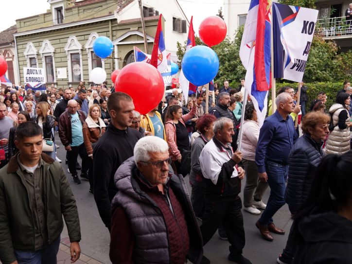 Građani na ulici sa balonima i zastavama na skupu protiv blokada