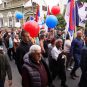 Građani na ulici sa balonima i zastavama na skupu protiv blokada