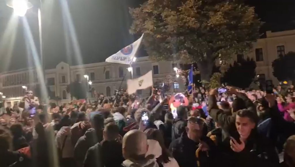 Veliki broj Čačana aplauzom je pozdravio sudente koji pešače u akciji „16 dana za 16 žrtava.