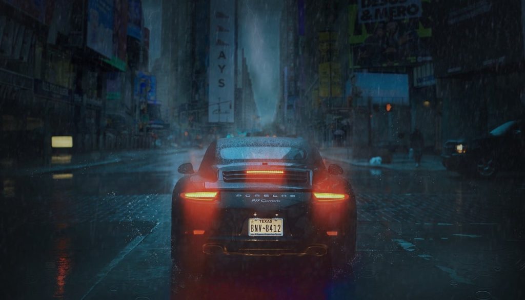Porsche 911 u sumrak na kiši