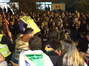 Građani Kosjerića su uz vatromet dočekali novopazarske studente nakon što ih je lokalna policija prethdono zaustavila i pretresala im kombi.