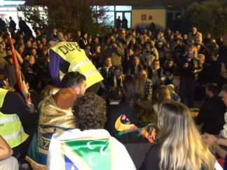 Građani Kosjerića su uz vatromet dočekali novopazarske studente nakon što ih je lokalna policija prethdono zaustavila i pretresala im kombi.