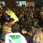 Građani Kosjerića su uz vatromet dočekali novopazarske studente nakon što ih je lokalna policija prethdono zaustavila i pretresala im kombi.