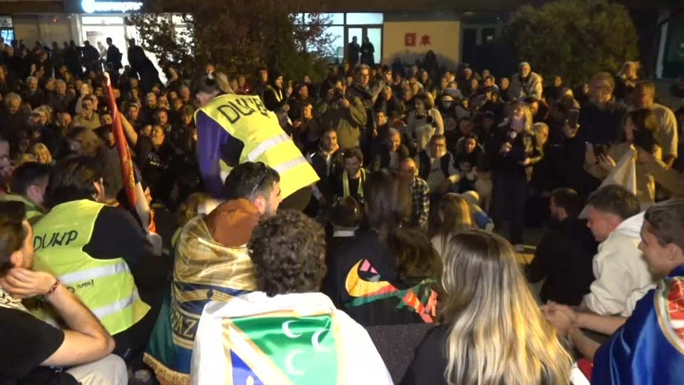Građani Kosjerića su uz vatromet dočekali novopazarske studente nakon što ih je lokalna policija prethdono zaustavila i pretresala im kombi.