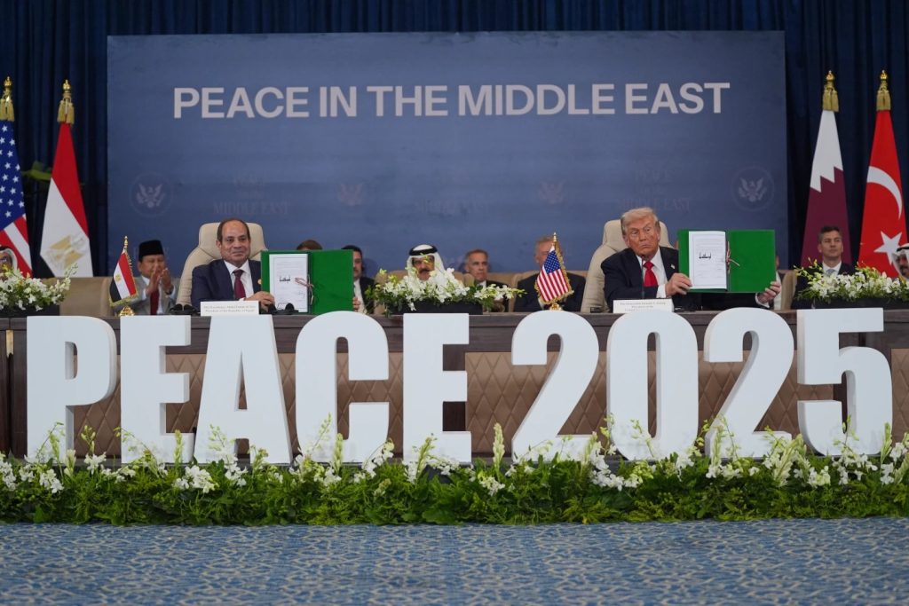 Predsednik SAD Donald Tramp i predsednik Egipta Abdel-Fatah el-Sisi drže potpisane dokumente tokom samita u znak podrške okončanju više od dvogodišnjeg rata između Izraela i Hamasa u Gazi nakon postignutog sporazuma o prekidu vatre, ponedeljak, 13. oktobra 2025. godine, u Šarm el Šeiku, Egipat.