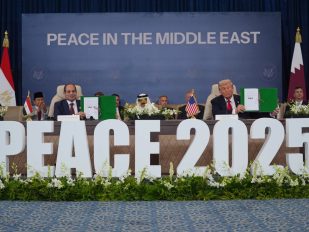 Predsednik SAD Donald Tramp i predsednik Egipta Abdel-Fatah el-Sisi drže potpisane dokumente tokom samita u znak podrške okončanju više od dvogodišnjeg rata između Izraela i Hamasa u Gazi nakon postignutog sporazuma o prekidu vatre, ponedeljak, 13. oktobra 2025. godine, u Šarm el Šeiku, Egipat.