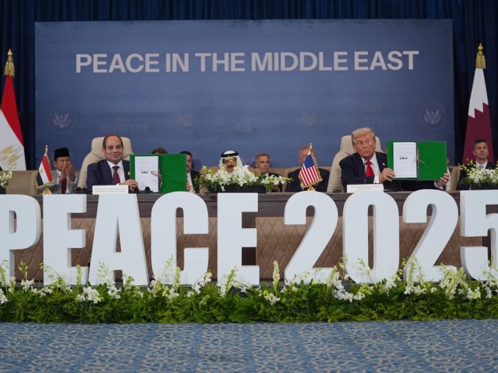 Predsednik SAD Donald Tramp i predsednik Egipta Abdel-Fatah el-Sisi drže potpisane dokumente tokom samita u znak podrške okončanju više od dvogodišnjeg rata između Izraela i Hamasa u Gazi nakon postignutog sporazuma o prekidu vatre, ponedeljak, 13. oktobra 2025. godine, u Šarm el Šeiku, Egipat.