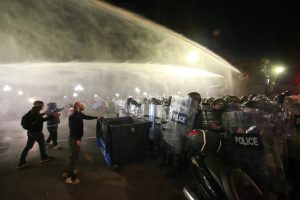 Policija koristi vodeni top da blokira demonstrante tokom opozicionog skupa u centru Tbilisija, u Gruziji