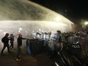 Policija koristi vodeni top da blokira demonstrante tokom opozicionog skupa u centru Tbilisija, u Gruziji
