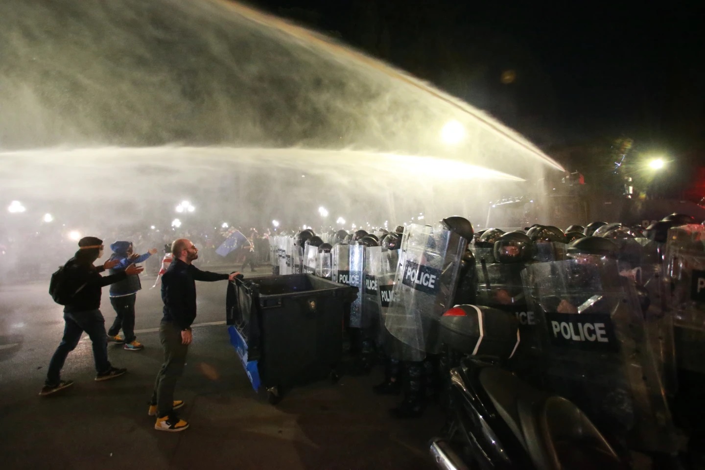 Policija koristi vodeni top da blokira demonstrante tokom opozicionog skupa u centru Tbilisija, u Gruziji