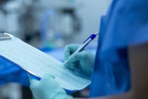 Medicinski radnik popunjava upitnik