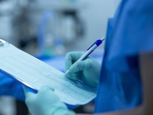 Medicinski radnik popunjava upitnik